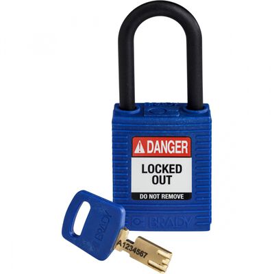 CANDADO BRADY SAFEKEY DE NYLON AZUL DE 1.8 IN X 1.5 IN X 0.75 IN LLAVES DIFERENTES