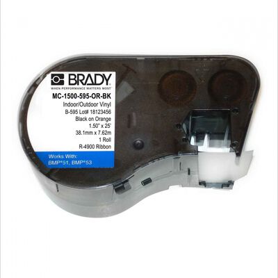 CINTA BRADY DE VINIL NEGRO SOBRE NARANJA DE 1.5 IN X 25 FT PIMPRESORA BMP51 BMP53
