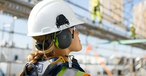 Uso de protección auditiva 3M PELTOR en un entorno industrial