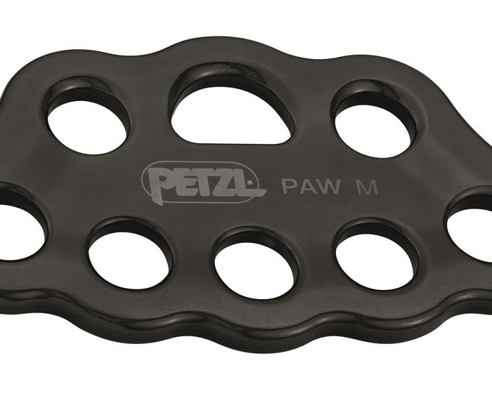 Placa Multianclajes Petzl Paw de Aluminio Negro 45 Kn Mediana  image number null