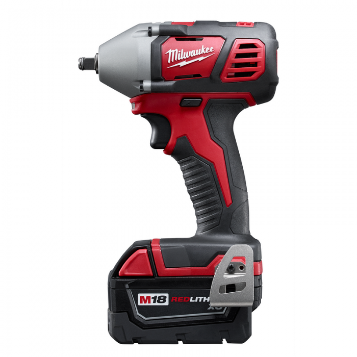 LLAVE DE IMPACTO MILWAUKEE 265822 CUADRO DE 38IN M18 KIT CON DOS BATERIAS XC Y CARGADOR  image number null